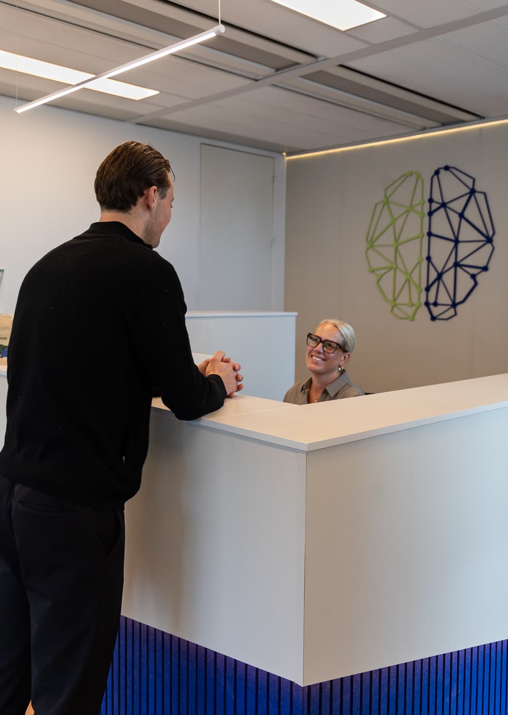 De lichte entreehal van een vestiging van Neo Clinics