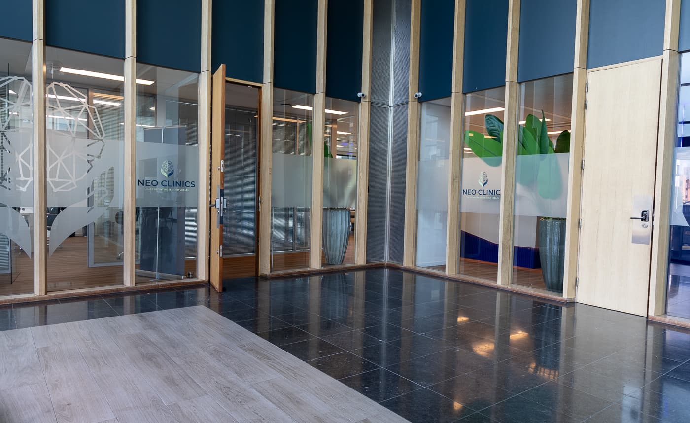 De ingang van de vestiging van Neo Clinics in Schiphol-Rijk