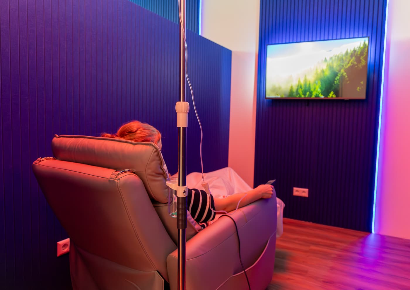 Cliënt tijdens een vitamine infuus in de infuuslounge van Neo Clinics