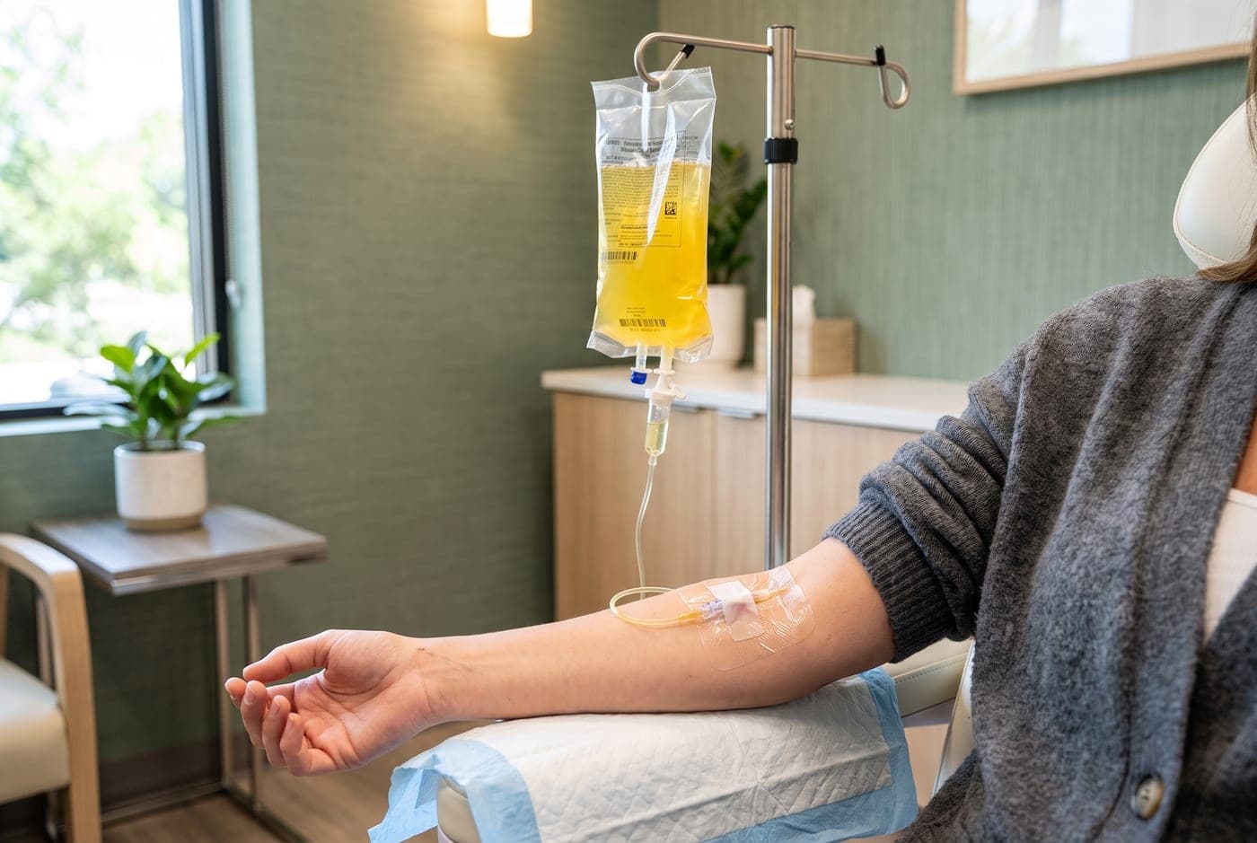 Cliënt krijgt een NAD+ infuus toegediend via een infuuszak bij Neo Clinics